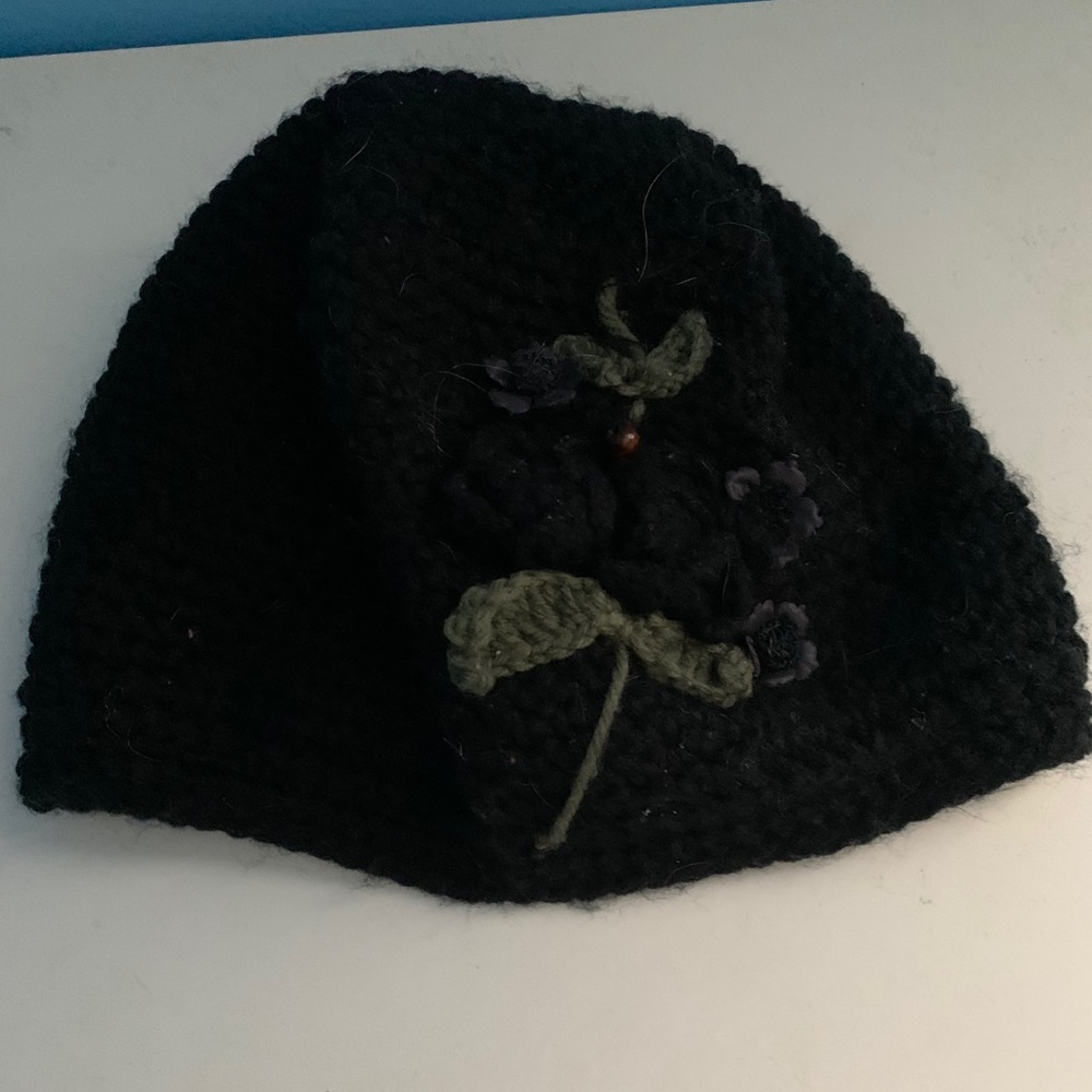 Beanie hat with embroidery black